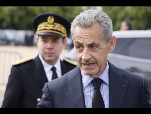 Sarkozy condannato a 3 anni, 1 con braccialetto elettronico