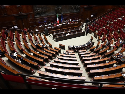 Protesta opposizioni, grave assenza governo in Aula per manovra