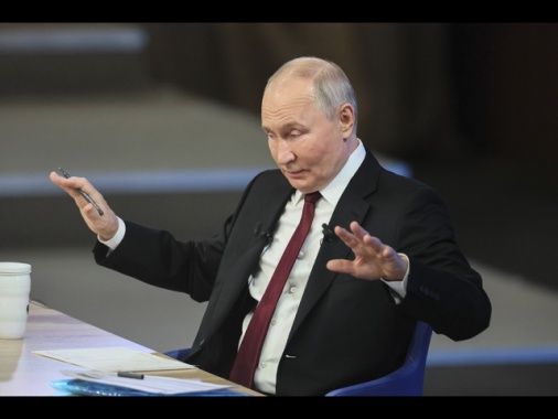 Putin, 'pronti alla pace solo con autorità legittime a Kiev'