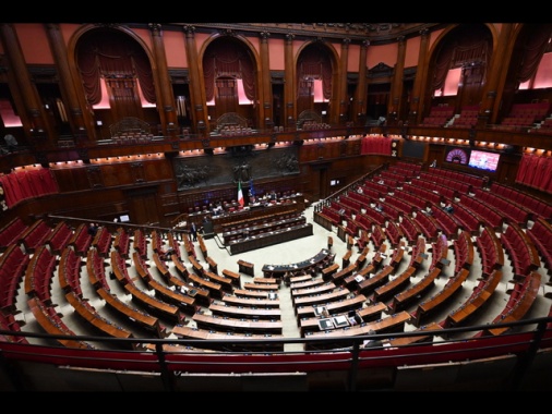 Manovra, il governo incassa la fiducia con 211 sì