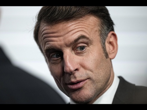 Macron a Mayotte, 'se non fosse Francia sareste nella m...!'