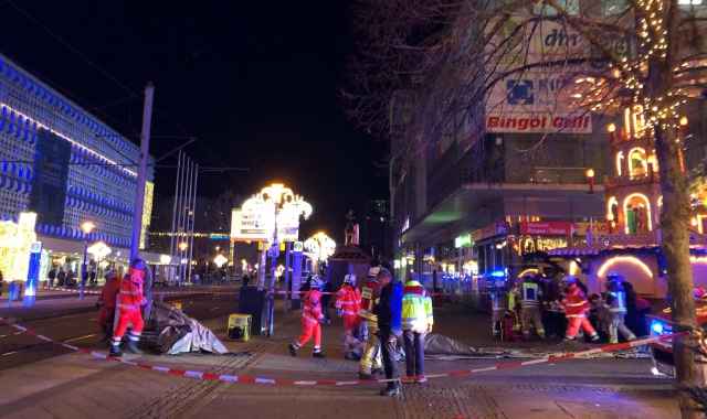 Auto sulla folla ai Mercatini di Natale: almeno due morti