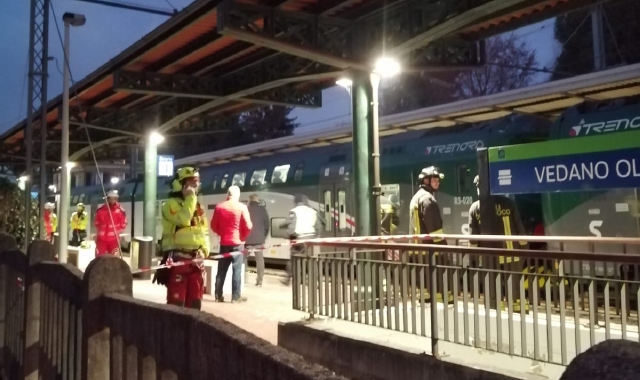 Tragedia in stazione a Vedano: morta una donna