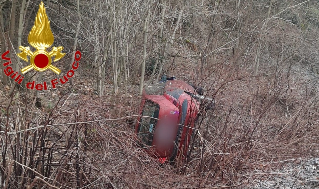 L’auto ribaltata a Luino