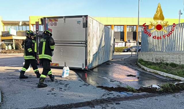 Il camion ribaltato e il gasolio fuoriuscito