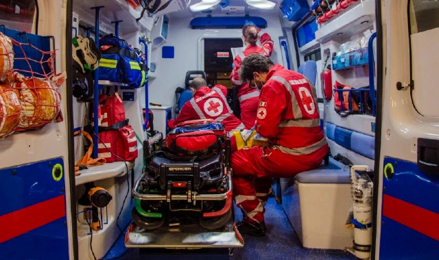 Bimba ha fretta di nascere: parto in ambulanza