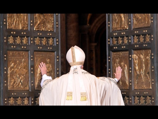 Il Papa apre la Porta Santa, al via il Giubileo