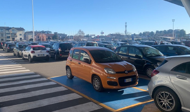 Il parcheggio pieno, giovedì 26 dicembre, del supermercato Il Gigante di Castellanza