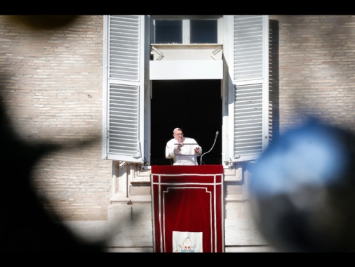 Il Papa, 'basta colonizzare i Paesi con le armi'