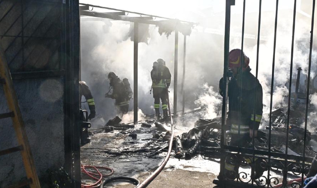 L’intervento dei vigili del fuoco per domare le fiamme (Pubblifoto)