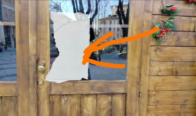 Tradate, teppista alla casetta di Babbo Natale. «Pentiti, ci sono le telecamere»