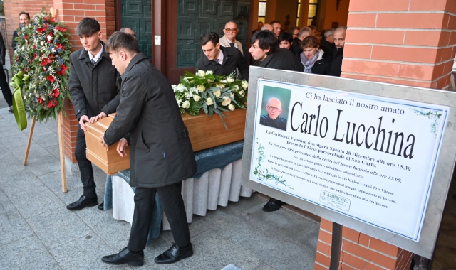 L’uscita del feretro dalla chiesa (foto Stefano Benvegnù/BLITZ)