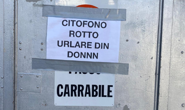 Il cartello all’entrata