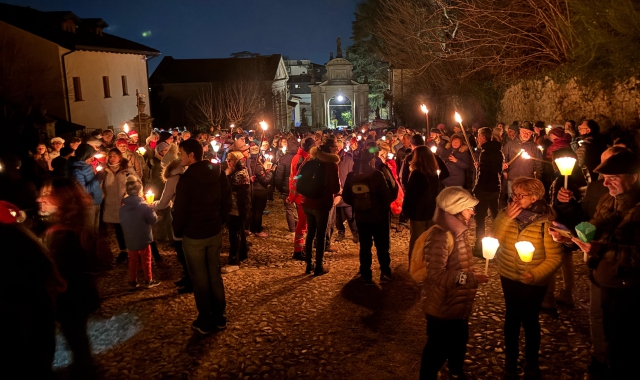 La fiaccolata al Sacro Monte (foto Andrea Cogotti/BLITZ)