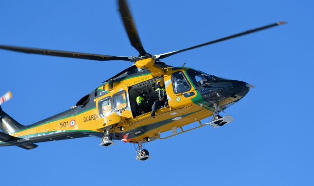 Anche l’elicottero della guardia di finanza in volo (foto Archivio)