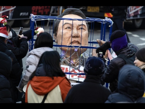 Corea del Sud, mandato d'arresto per il presidente sospeso Yoon
