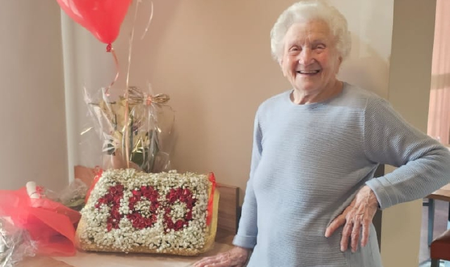 Felicita Maria Mortarino Lattanzi festeggiata ieri nel giorno del compimento dei cent’anni e a destra quando nel 1951 andò in Vaticano da Papa Pio XII col costume bosino in rappresentanza della provincia di Varese. «Una grandissima emozione»