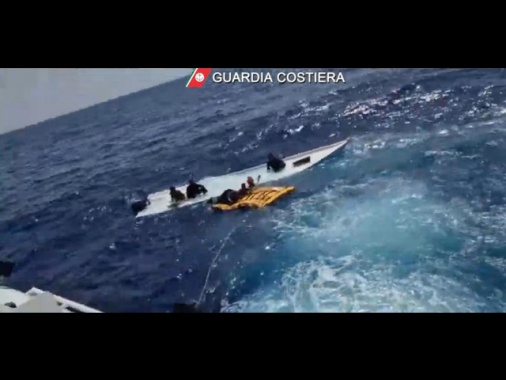 Naufragio migranti a Lampedusa, 7 salvati e 20 dispersi