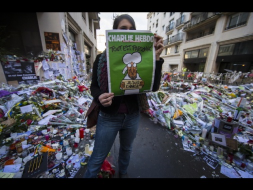 Dieci anni dopo, Charlie Hebdo ricorda il sanguinoso attentato