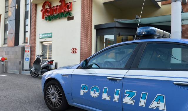 È intervenuta davanti al Famila, in viale Valganna, la pattuglia della Polizia (Foto archivio)