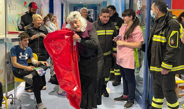 La Befana ha fatto tappa nel giorno dell’Epifania all’ospedale Del Ponte (foto Blitz)
