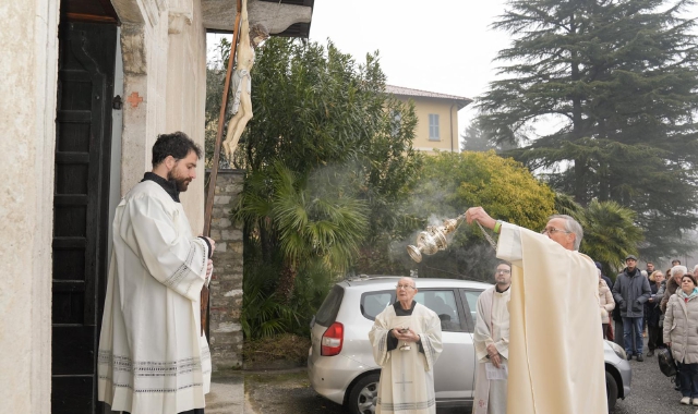 La cerimonia che ha aperto il Giubileo al Santuario di Caravate (foto Blitz)