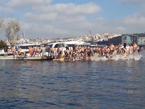 A Istanbul il lancio della croce nel Corno d'Oro per l'Epifania