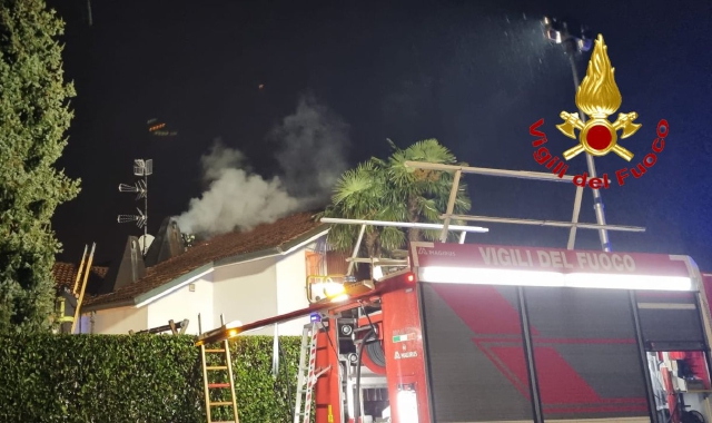 Samarate, canna fumaria in fiamme