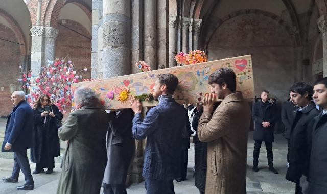 Funghi, sirene e fiori per l'addio a Rosita Missoni