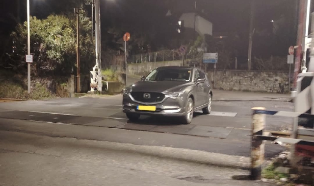 L’auto sui binari (foto Iolanda Zara/FACEBOOK)