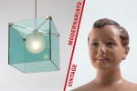 Lampadario di modernariato di Max Ingrand per Fontana Arte, affiancato da un manichino vintage anni '40: un dialogo tra design e storia.