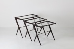 Set di tre tavolini italiani anni '50, esempio di design vintage che coniuga eleganza, funzionalità e maestria artigianale