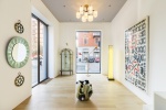 Interno della galleria Modernariato De Nicola: uno spazio dove design storico e memoria culturale si intrecciano in un racconto senza tempo