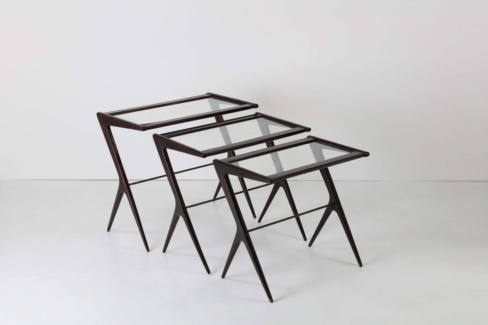 Set di tre tavolini italiani anni '50, esempio di design vintage che coniuga eleganza, funzionalità e maestria artigianale