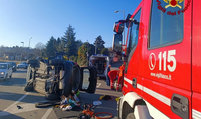 Auto ribaltata dopo uno scontro: tre feriti