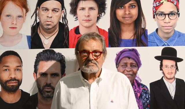 Oliviero Toscani alla mostra, nel 2022 a Milano, dal titolo “Professione fotografo”