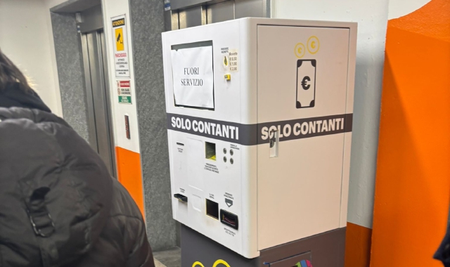 Mezz’ora per pagare: fine spettacolo in coda per uscire dal parcheggio