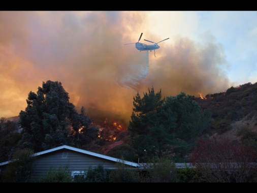 Los Angeles, scoppiato un nuovo incendio. Allerta per 13 milioni