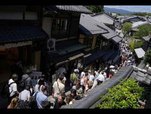 Kyoto decuplica la tassa di soggiorno, troppi turisti