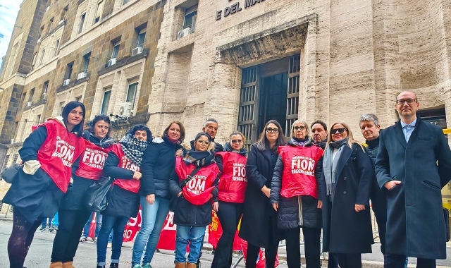 Il parlamentare varesino dei Cinque Stelle, Antonio Ferrara (primo da destra nella foto), al presidio davanti al ministero