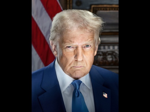 Pubblicata foto ufficiale di Trump, ricorda quella segnalatica