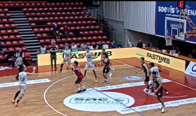 Saronno non si sblocca: Omegna passa 100-89