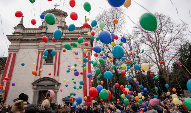 Il lancio dei palloncini in piazza della Motta (foto Blitz)