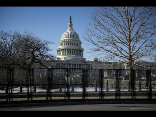 Trump, cerimonia giuramento dentro il Campidoglio per gelo
