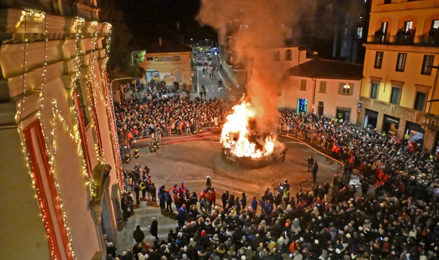 La festa di Sant’Antonio col tradizionale falò in piazza della Motta (foto Blitz)