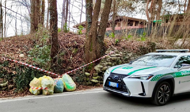 Vergiate: abbandona rifiuti, ripulirà un bosco