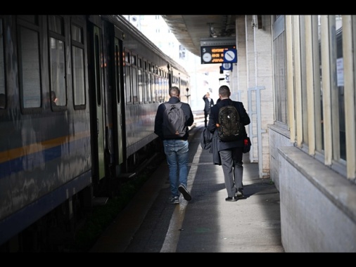 Catena da bici sulla linea dei treni in Veneto, indagini