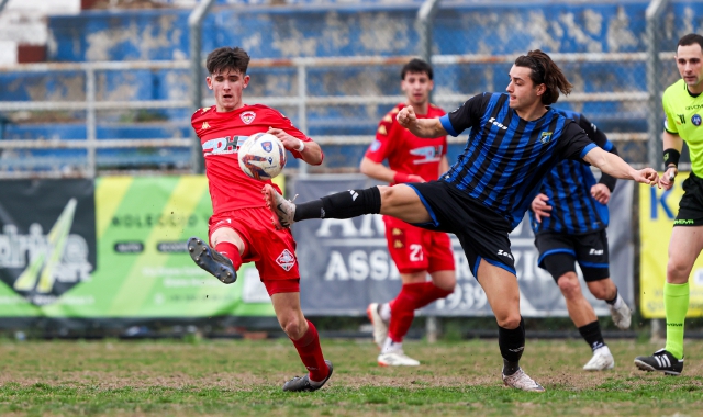 Un contrasto di gioco nella gara giocata dal Varese a Imperia (foto Mattia Martegani)