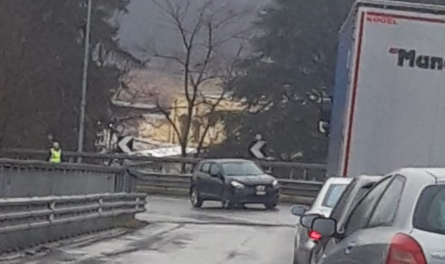 Incidente al Ponte di Vedano, traffico in tilt