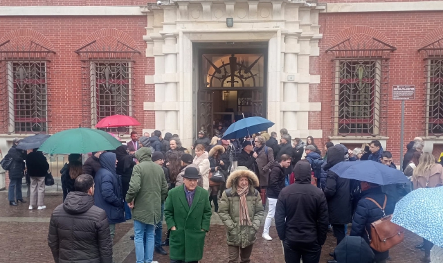 Avvocati, giudici e personale del Tribunale si sono riversati in piazza Cacciatori delle Alpi
